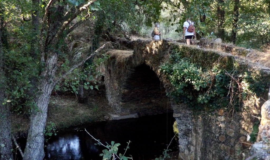 Puente sobre el río Almonte en el desfiladero de Santa Lucía